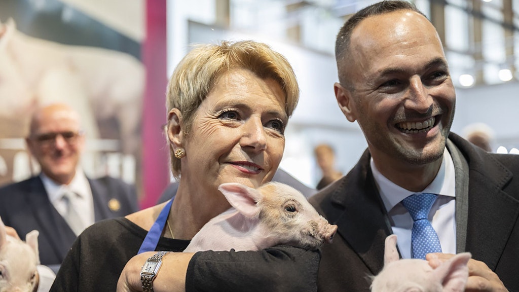 La présidente de la Confédération Karin Keller-Sutter, avec Saeuli Paola et Mathias Reynard, président du Conseil d'État du canton du Valais, lors de l'inauguration de la 82e édition du salon suisse OLMA.