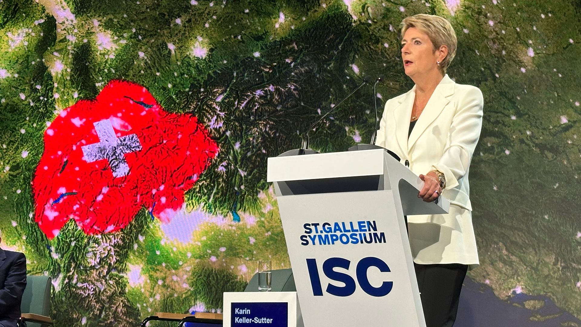 La présidente de la Confédération suisse Karin Keller-Sutter sur le podium du Symposium de Saint-Gall 2025