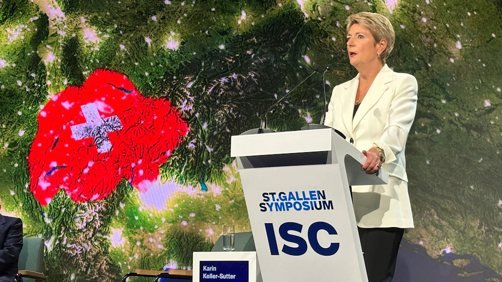 La présidente de la Confédération suisse Karin Keller-Sutter sur le podium du Symposium de Saint-Gall 2025