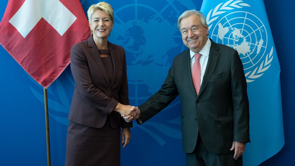Le secrétaire général António Guterres (à droite) rencontre Karin Keller-Sutter, présidente de la Confédération suisse.