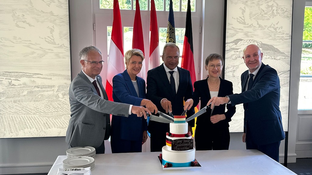 Les ministres des Finances germanophones coupent le gâteau préparé en leur honneur.