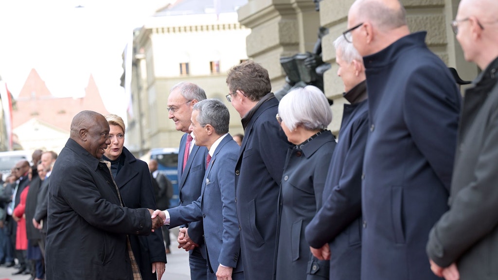 La présidente de la Confédération Karin Keller-Sutter rencontre les citoyens sur la Place fédérale avec le président sud-africain Cyril Ramaphosa lors de sa visite d'État en Suisse.