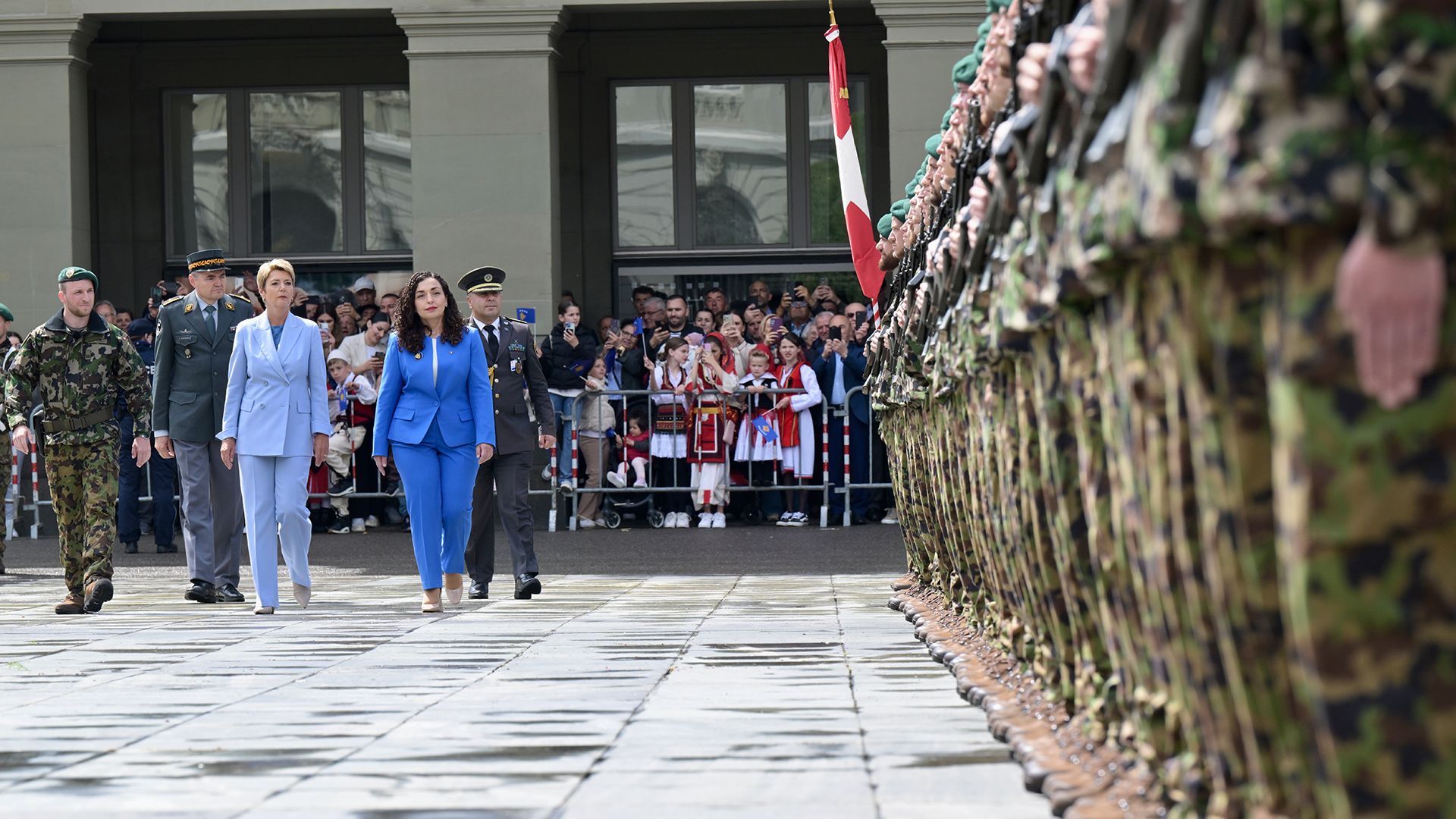 La présidente de la Confédération Karin Keller-Sutter avec la présidente du Kosovo Vjosa Osmani Sadriu sur la Place fédérale.