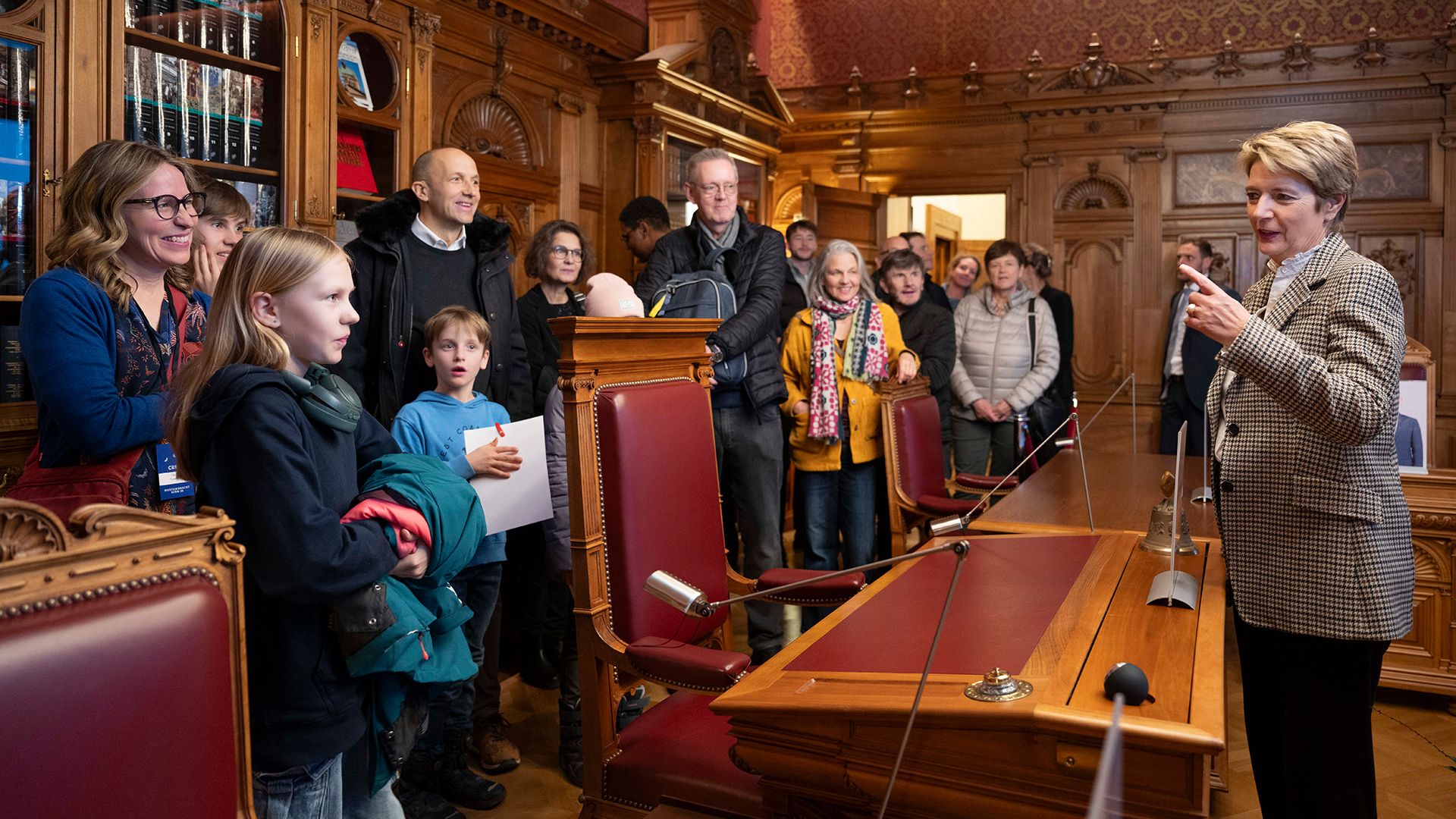 Nuit des musées avec la présidente de la Confédération Karin Keller-Sutter dans la salle du Conseil fédéral