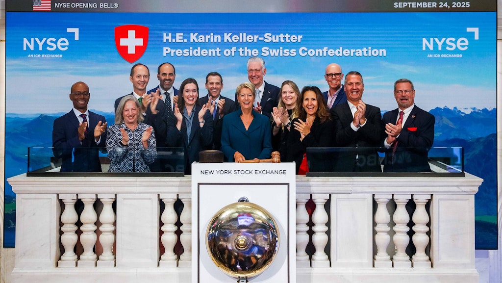 La présidente suisse Karin Keller-Sutter sonne la cloche d'ouverture de la Bourse de New York