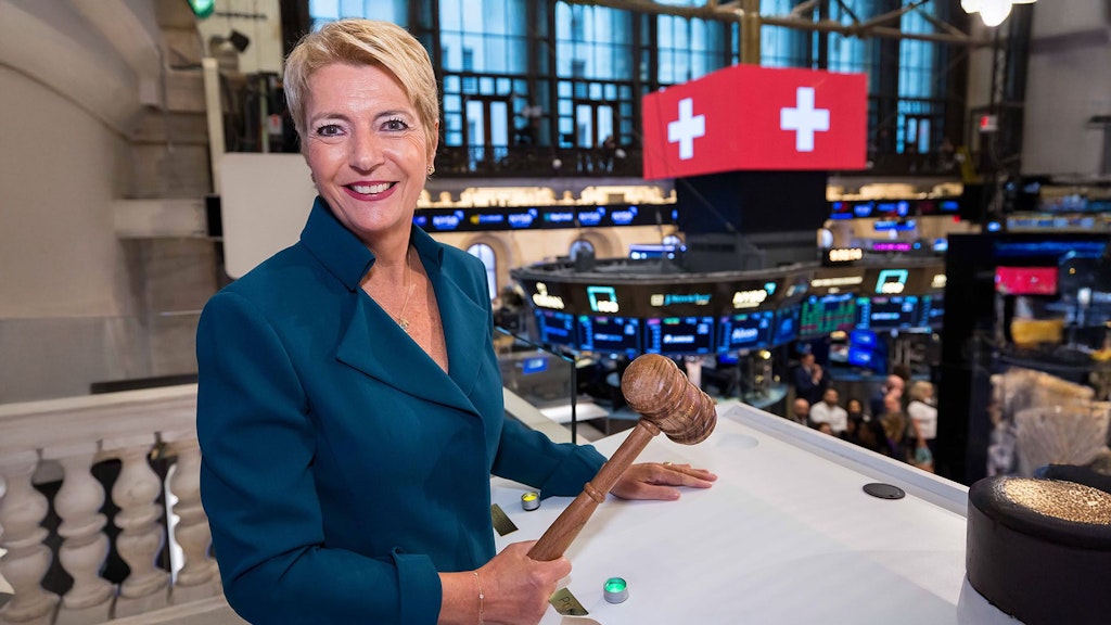 La présidente suisse Karin Keller-Sutter sonne la cloche d'ouverture de la Bourse de New York