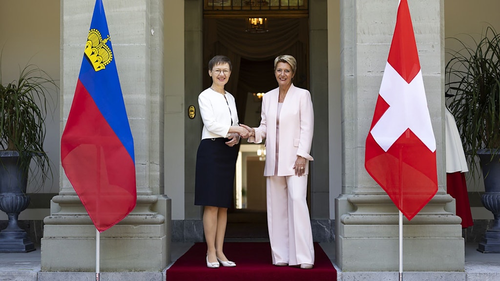 La présidente suisse Karin Keller-Sutter, à droite, et la Première ministre du Liechtenstein Brigitte Haas se serrent la main lors d'une visite officielle à Berne.