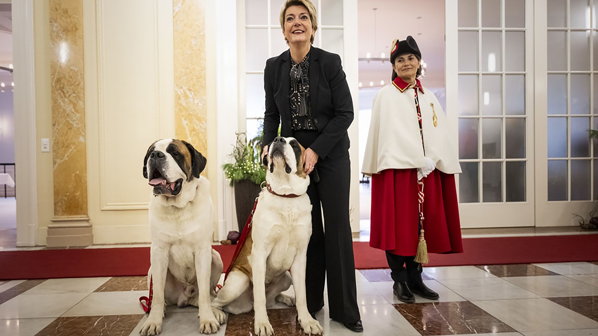 La conseillère fédérale Karin Keller-Sutter avec son chien parrain, le St Bernard Zeus