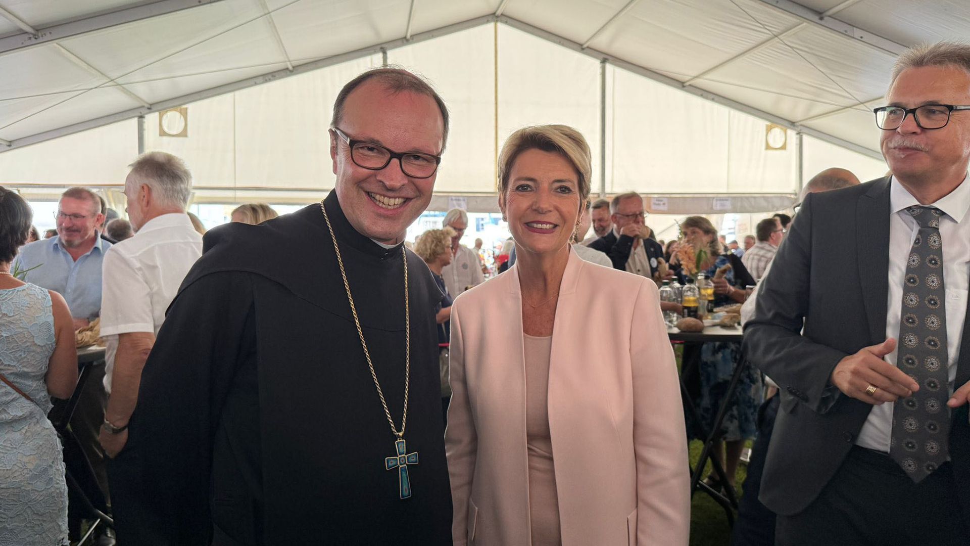 Urban Federer, abbé du monastère d'Einsiedeln, en compagnie de la présidente de la Confédération Karin Keller-Sutter