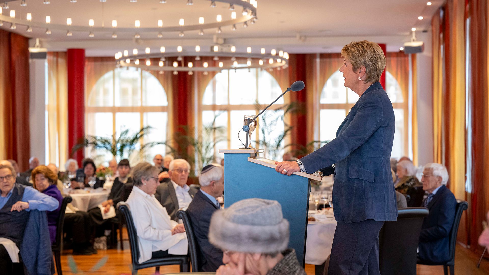 Rencontre avec des survivants de l'Holocauste et la présidente de la Confédération Karin Keller-Sutter