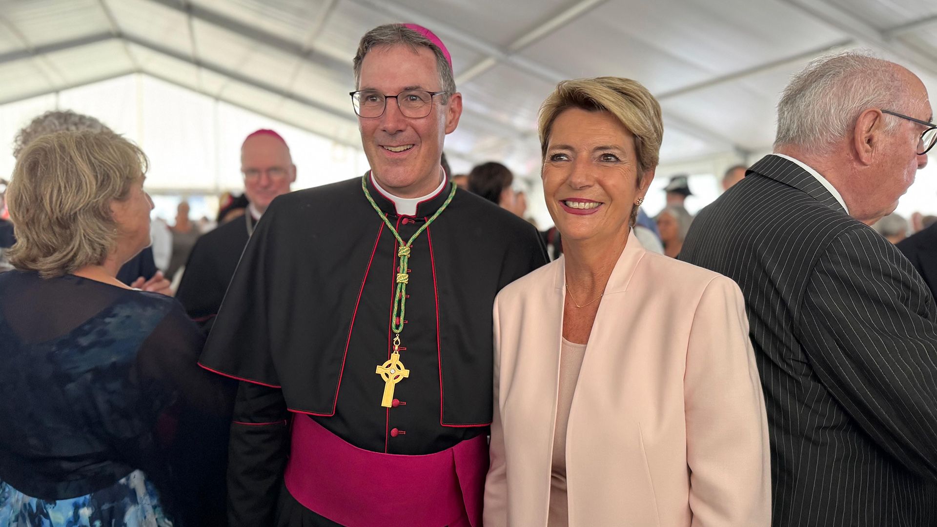 Le nouvel évêque de Saint-Gall, Beat Groegli, en compagnie de la présidente de la Confédération, Karin Keller-Sutter