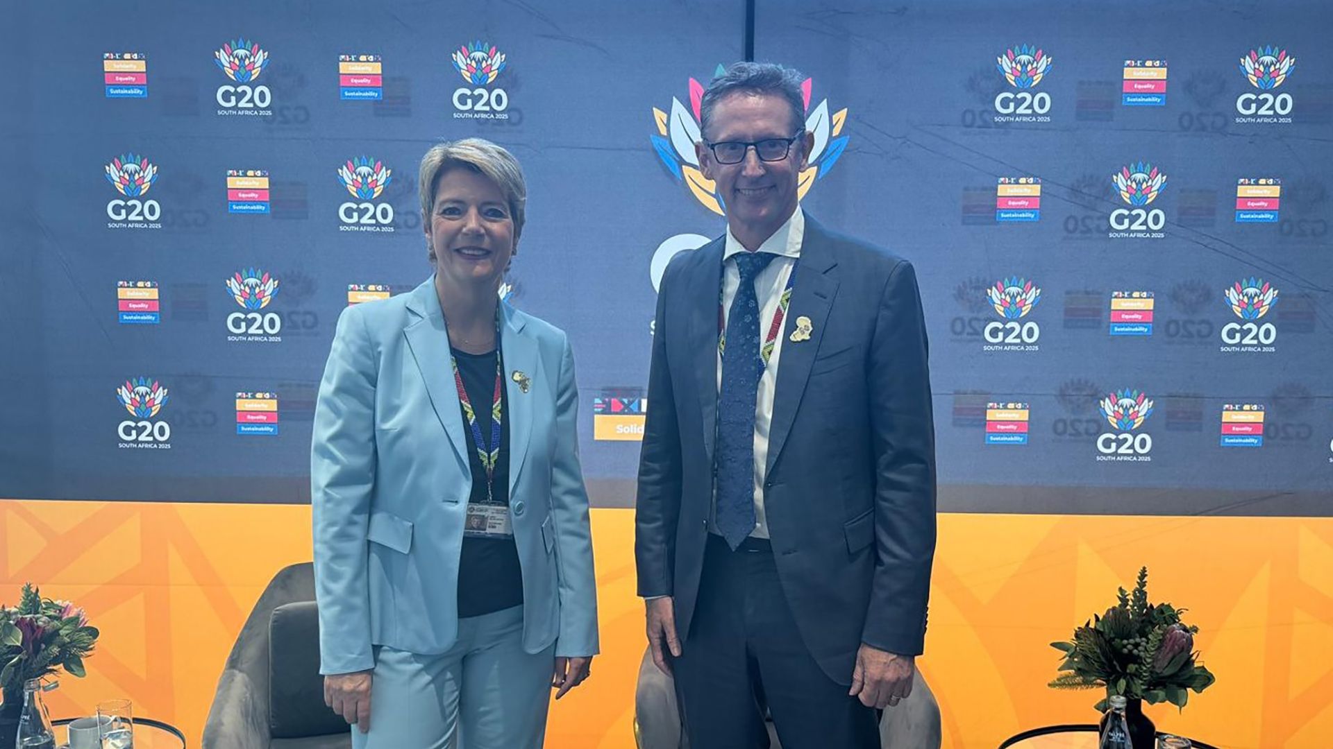 La conseillère fédérale Karin Keller-Sutter avec Stephen Jones, ministre des Services financiers d'Australie