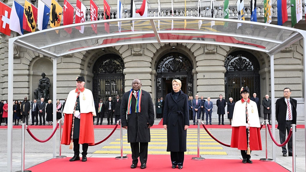 La présidente de la Confédération Karin Keller-Sutter rencontre les citoyens sur la Place fédérale avec le président sud-africain Cyril Ramaphosa lors de sa visite d'État en Suisse.