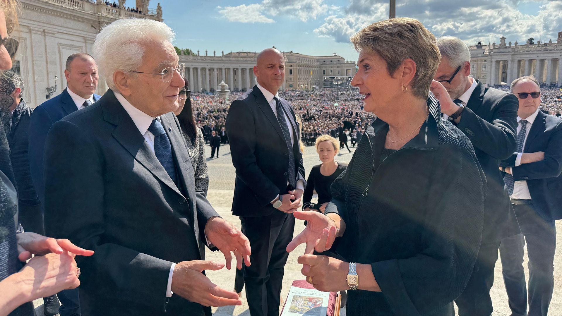 La présidente de la Confédération suisse, Karin Keller-Sutter, avec Sergio Mattarella, président de la République italienne, lors de la messe marquant le début du pontificat du pape Léon XIV.