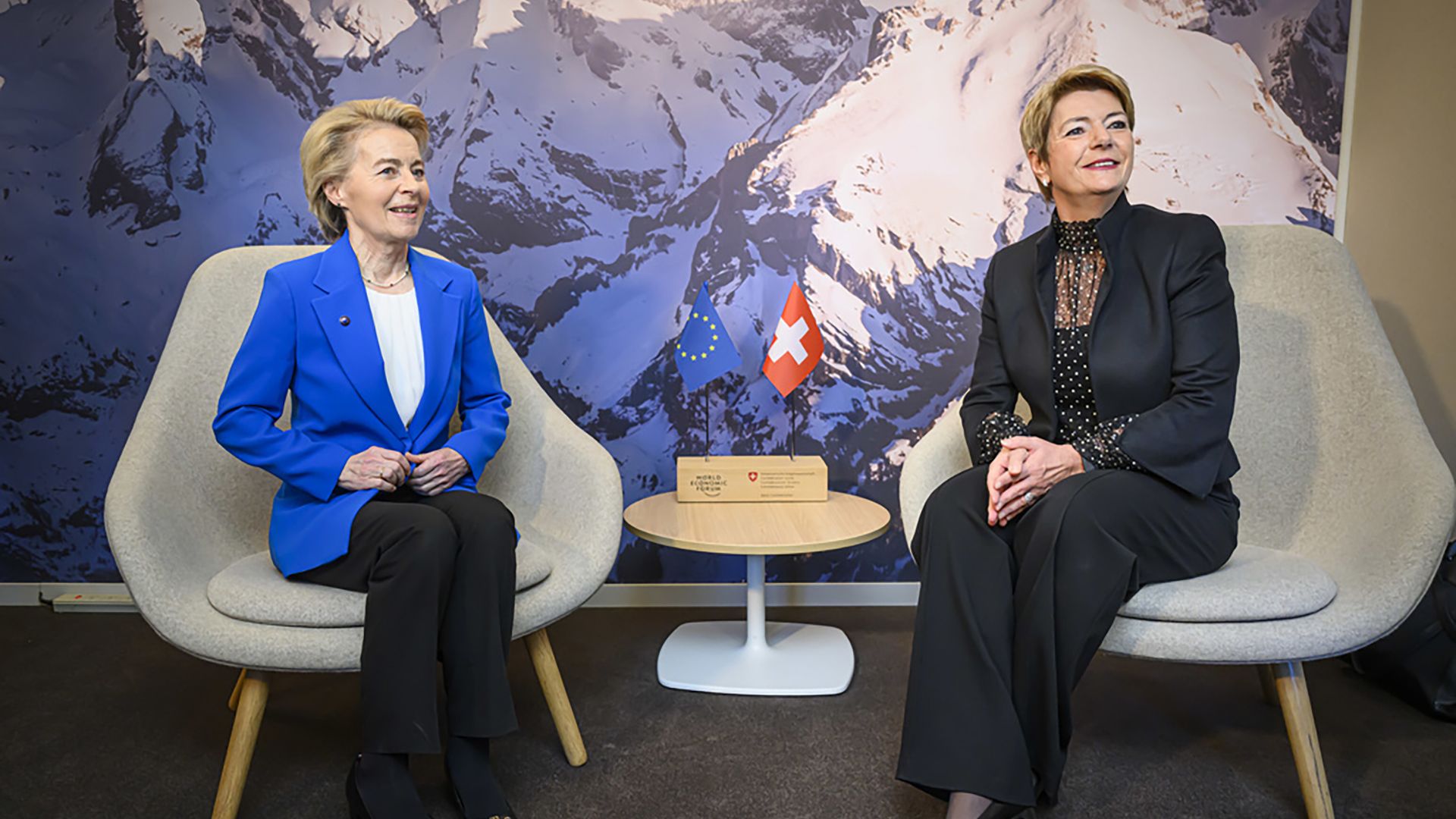 La présidente de la Confédération Karin Keller-Sutter, à droite, est assise à côté d'Ursula von der Leyen, présidente de la Commission européenne, lors du Forum économique mondial, WEF, à Davos.