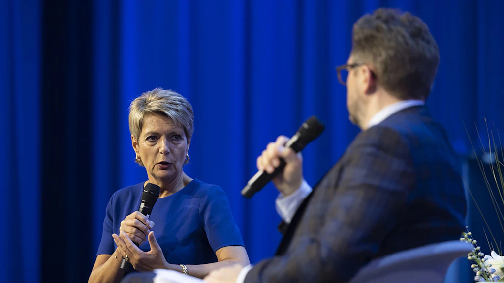 La conseillère fédérale Karin Keller-Sutter discute avec le journaliste Sebastian Ramspeck lors d'une table ronde.