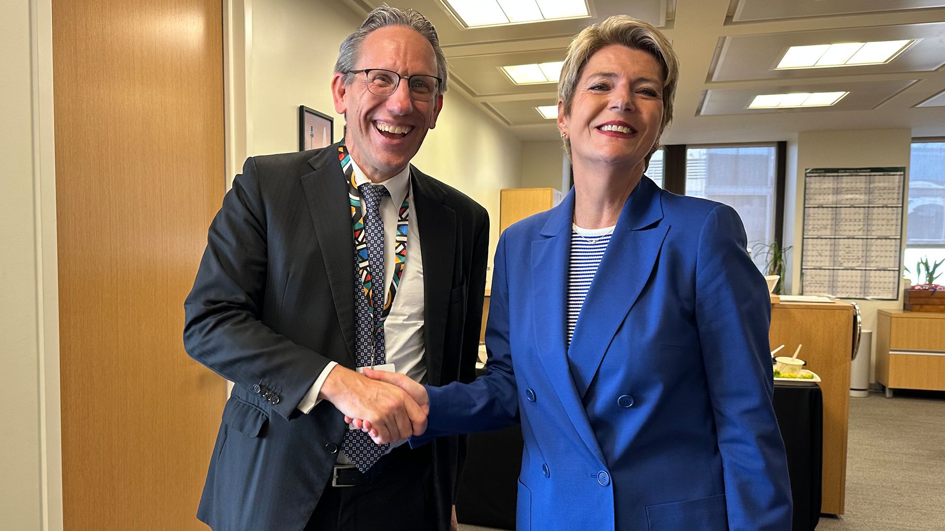 La conseillère fédérale Karin Keller-Sutter en compagnie de Jörg Kukies, ministre allemand des Finances