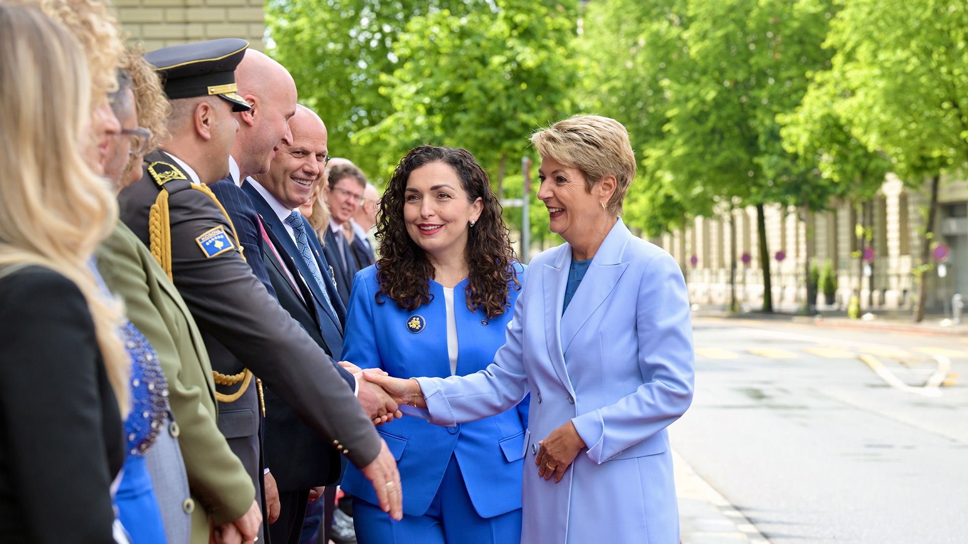 La présidente de la Confédération Karin Keller-Sutter avec la présidente du Kosovo Vjosa Osmani Sadriu sur la Place fédérale.