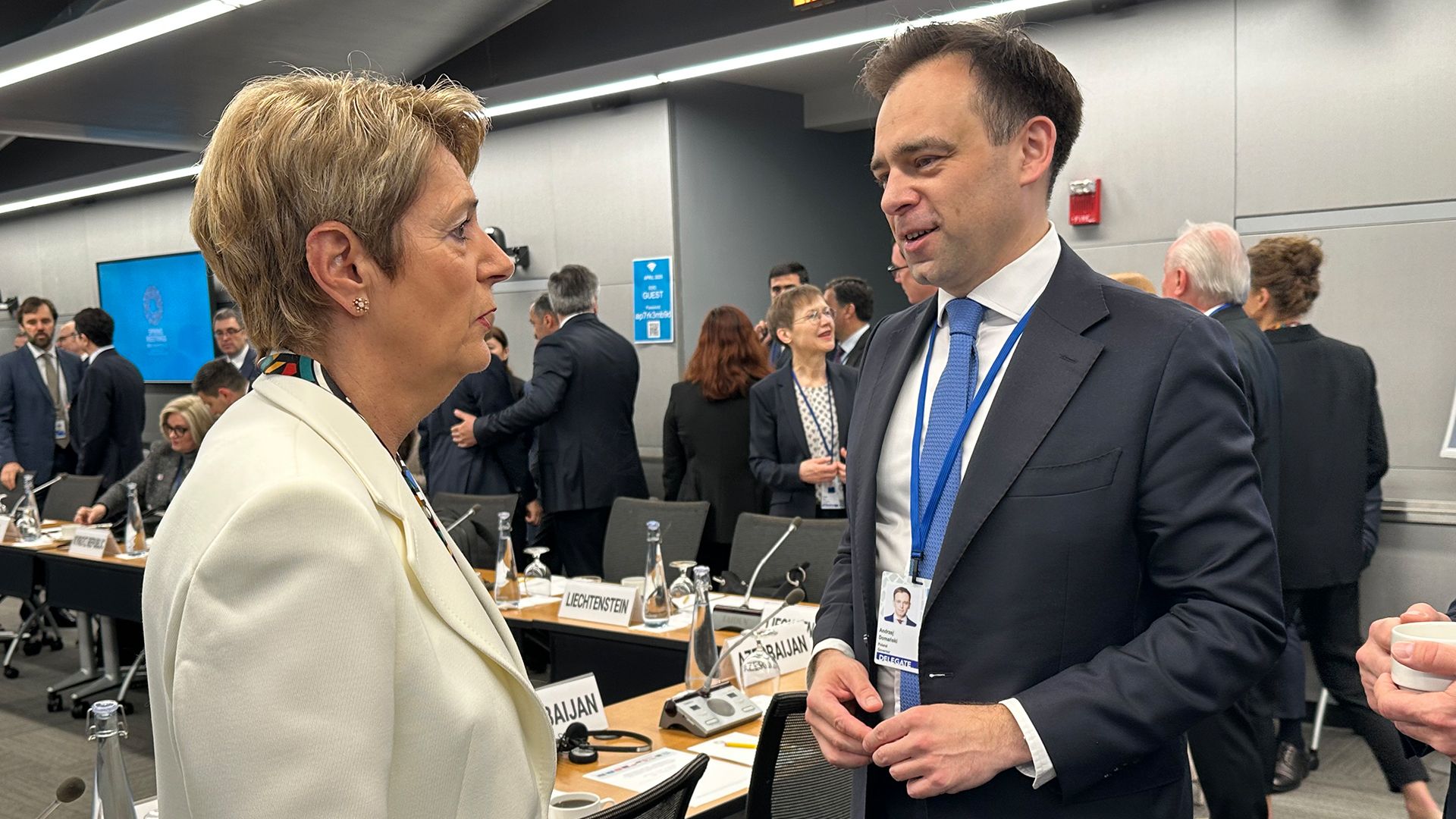 La conseillère fédérale Karin Keller-Sutter avec Andrzej Domański, ministre des Finances de Pologne