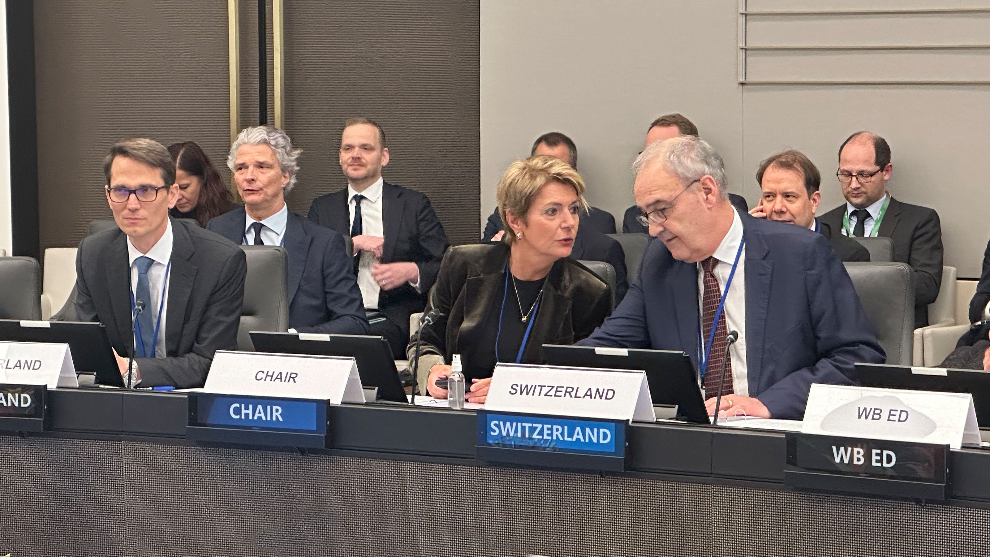 Les conseillers fédéraux Karin Keller-Sutter et Guy Parmelin avec Martin Schlegel, président de la direction générale de la Banque nationale suisse