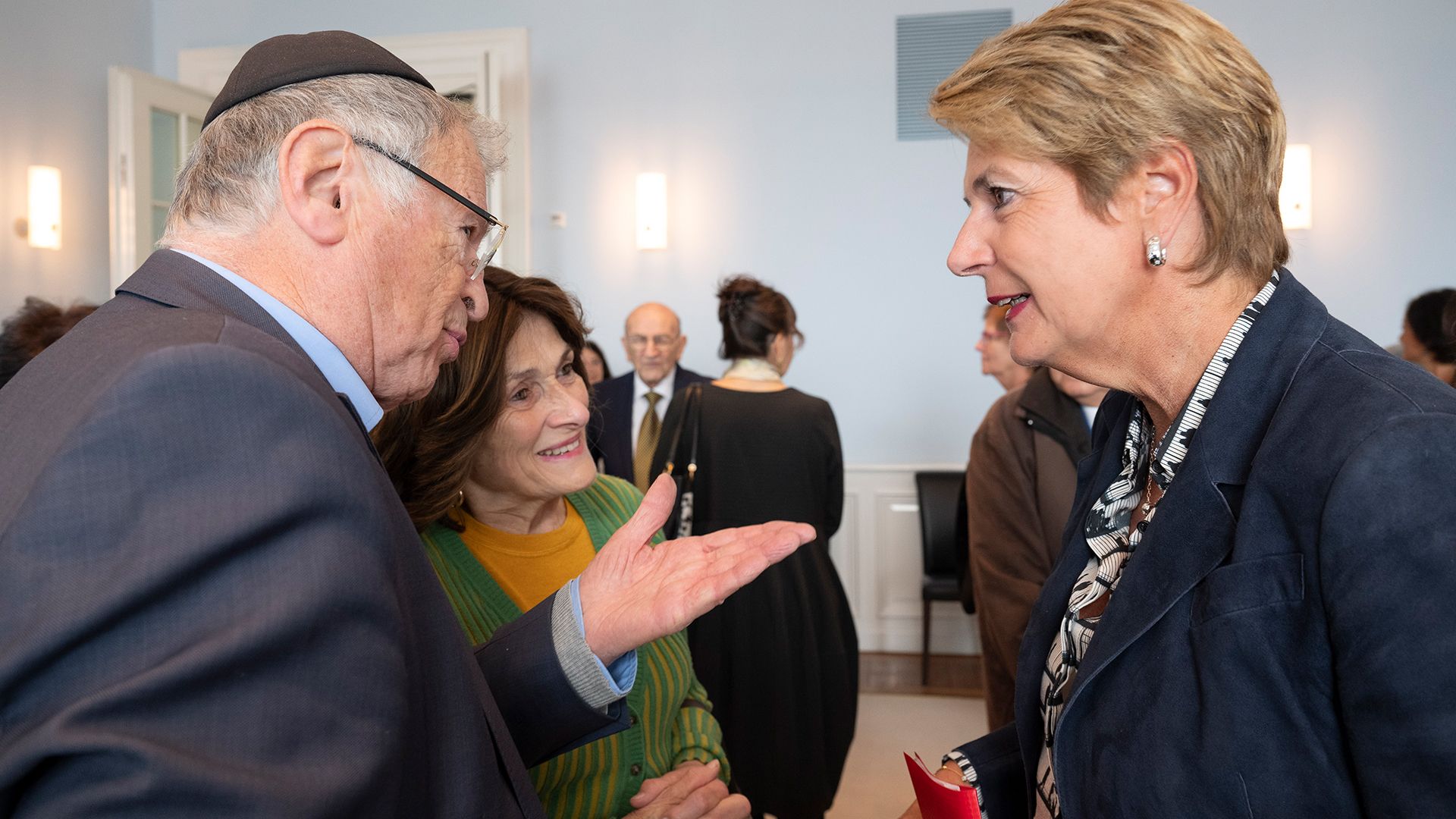 Rencontre avec des survivants de l'Holocauste et la présidente de la Confédération Karin Keller-Sutter