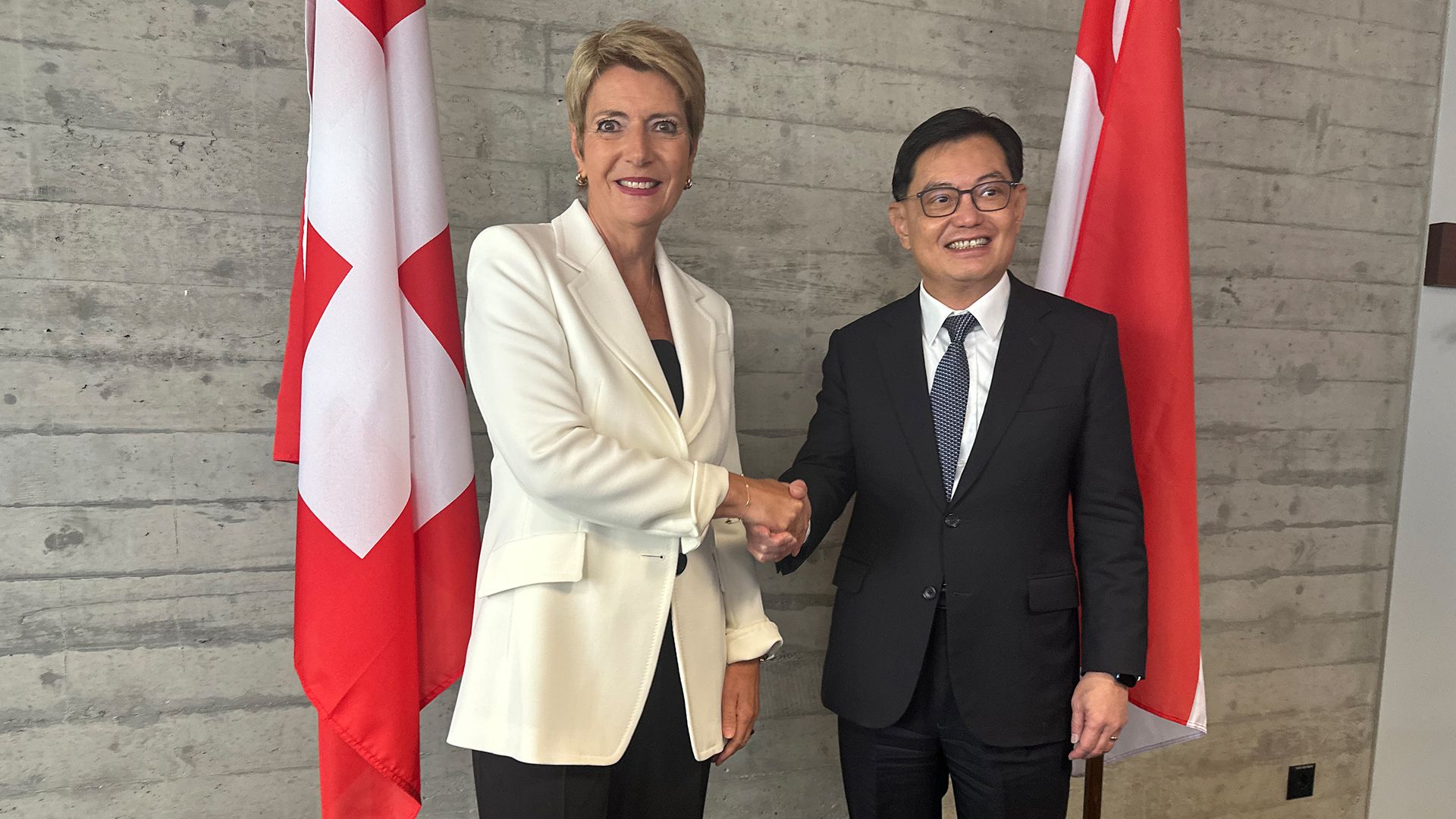 La presidente della Confederazione svizzera con il vice primo ministro di Singapore Heng Swee Keat