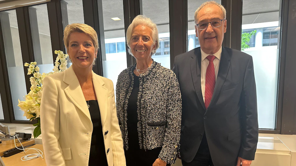 La consigliera federale Karin Keller-Sutter e il presidente della Confederazione Guy Parmelin insieme alla presidente della BCE Christine Lagarde.