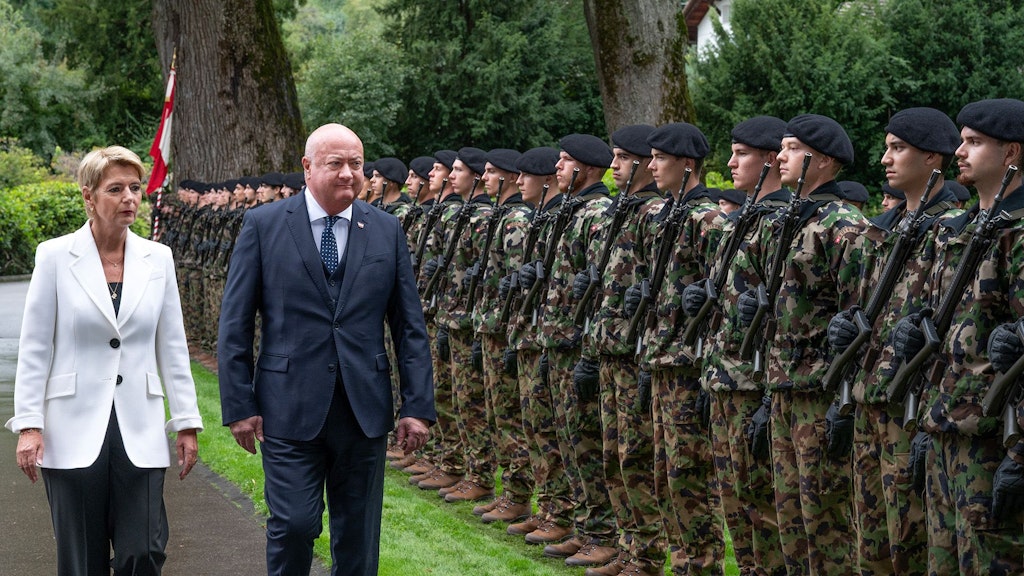 La presidente della Confederazione svizzera Karin Keller Sutter riceve il cancelliere austriaco Christian Stocker 