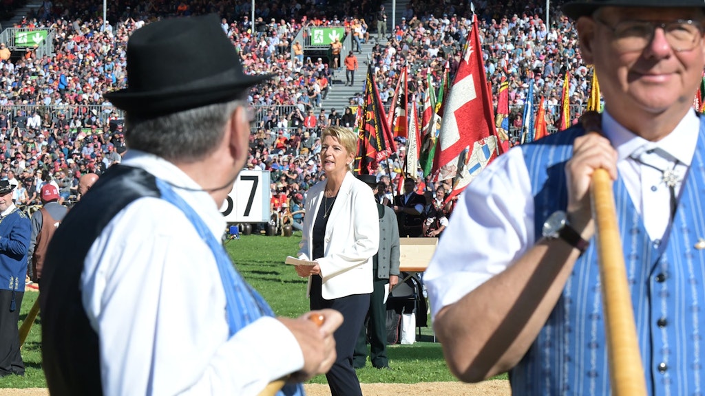 La presidente della Confederazione Karin Keller-Sutter all'ESAF 2025 a Mollis, Glarona