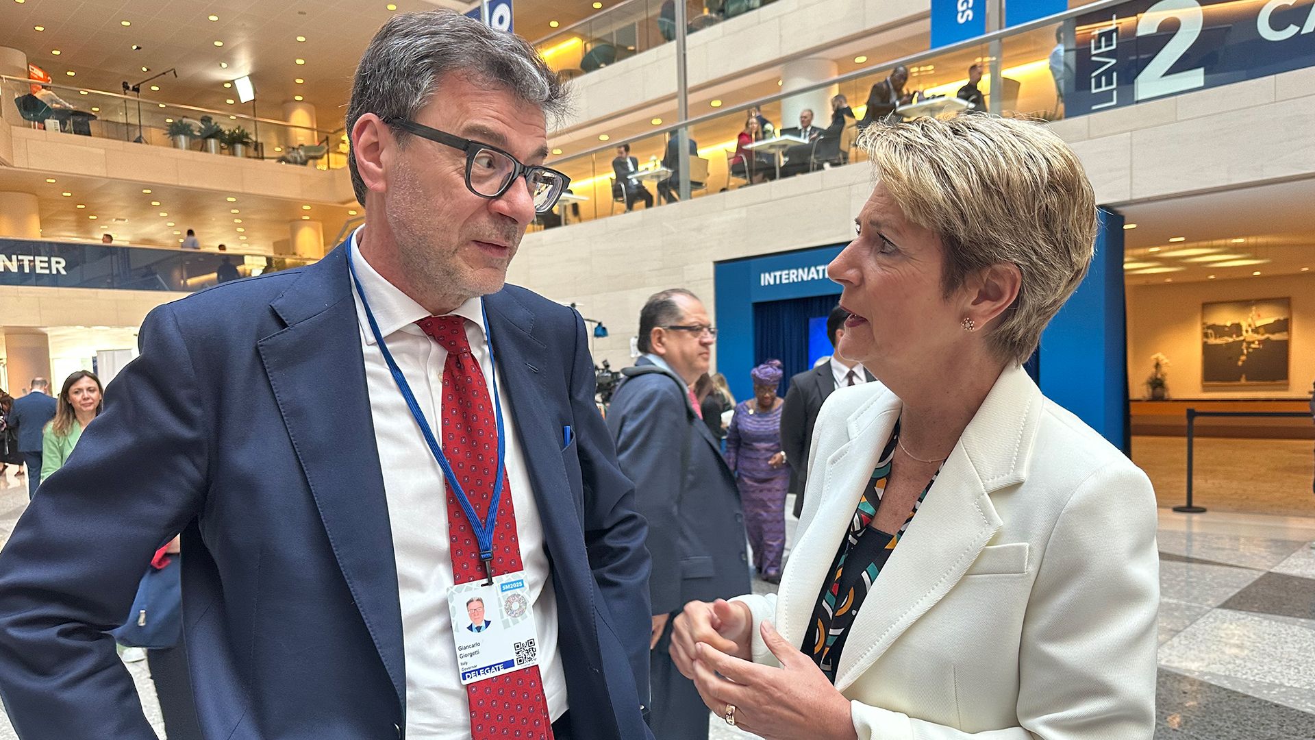 La consigliera federale Karin Keller-Sutter con Giancarlo Giorgetti ministro dell'economia e delle finanze italiano