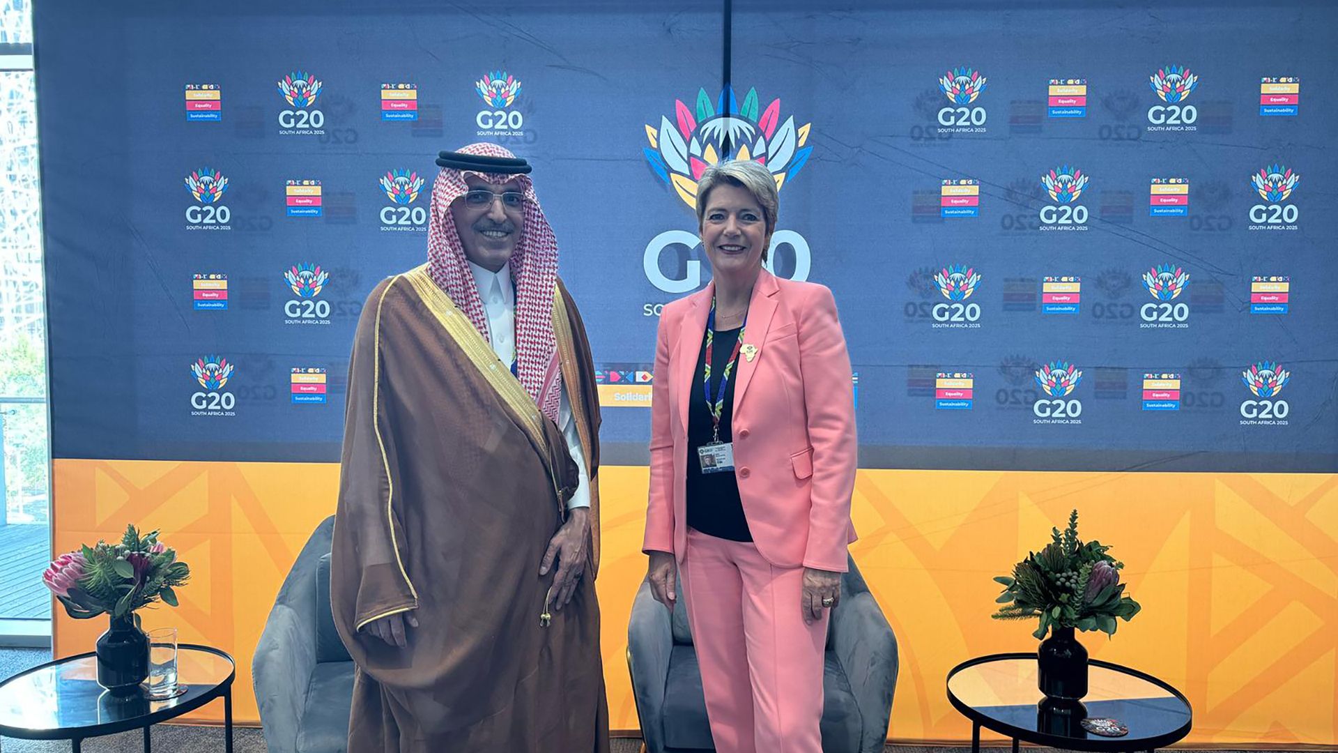 La consigliera federale Karin Keller-Sutter con Mohammed al Jadaan, ministro delle finanze dell'Arabia Saudita