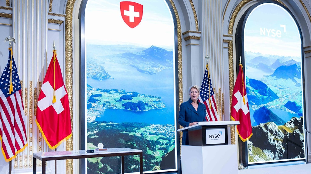 La presidente svizzera Karin Keller-Sutter suona la campana di apertura della Borsa di New York