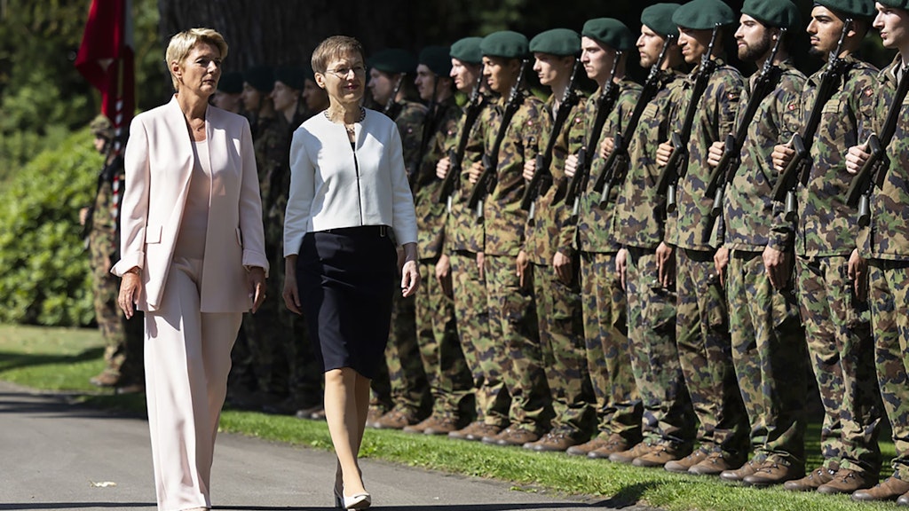 La presidente svizzera Karin Keller-Sutter, a sinistra, e il primo ministro del Liechtenstein Brigitte Haas ispezionano la guardia d'onore.