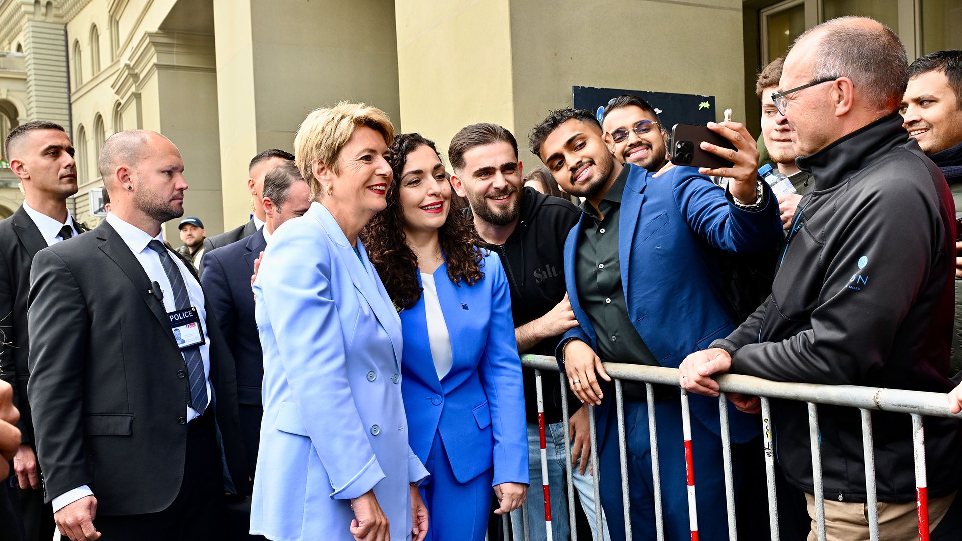 La presidente della Confederazione Karin Keller-Sutter con la presidente del Kosovo Vjosa Osmani Sadriu su Piazza Federale