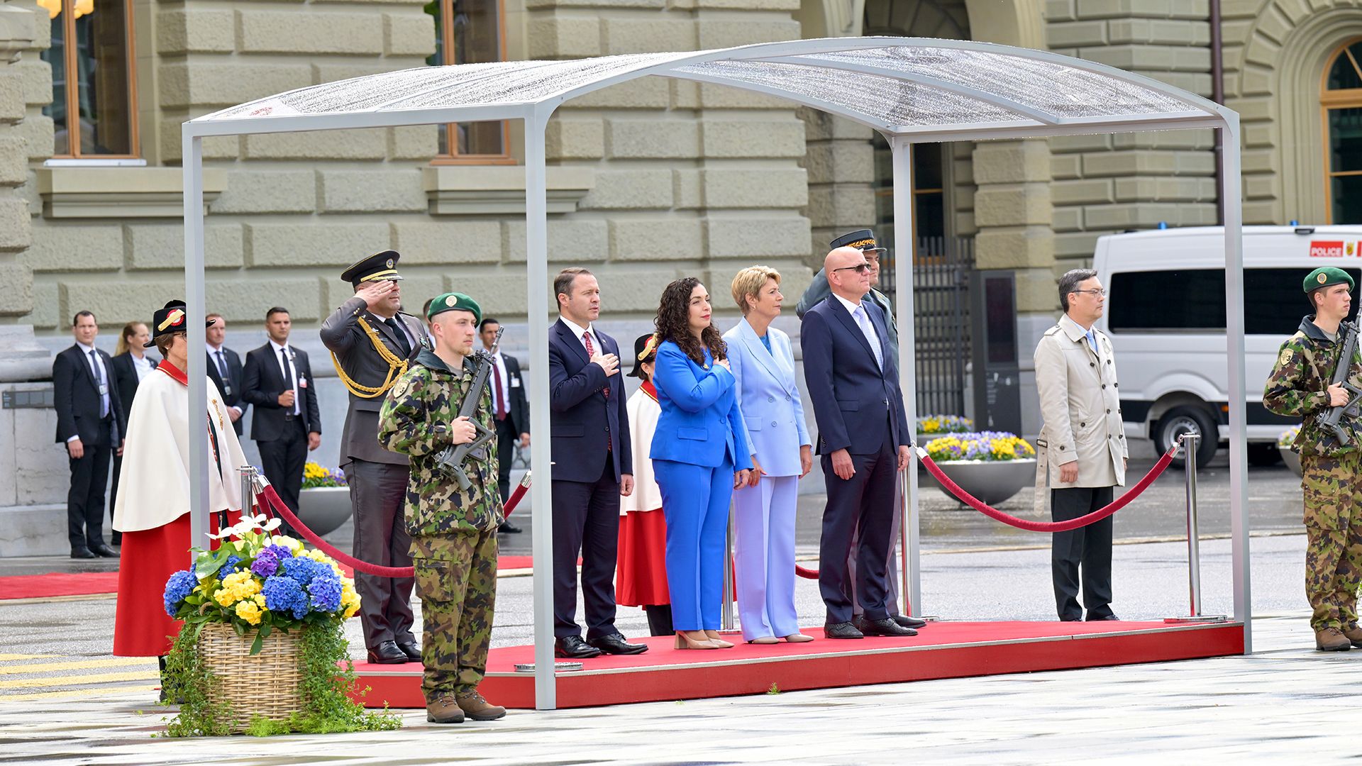 La presidente della Confederazione Karin Keller-Sutter con la presidente del Kosovo Vjosa Osmani Sadriu su Piazza Federale