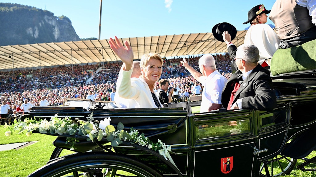 La presidente della Confederazione Karin Keller-Sutter all'ESAF 2025 a Mollis, Glarona