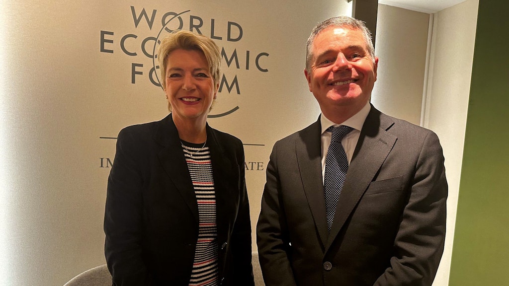 La consigliera federale Karin Keller-Sutter con Paschal Donohoe , ministro delle finanze dell'Irlanda e presidente dell'Eurogruppo.