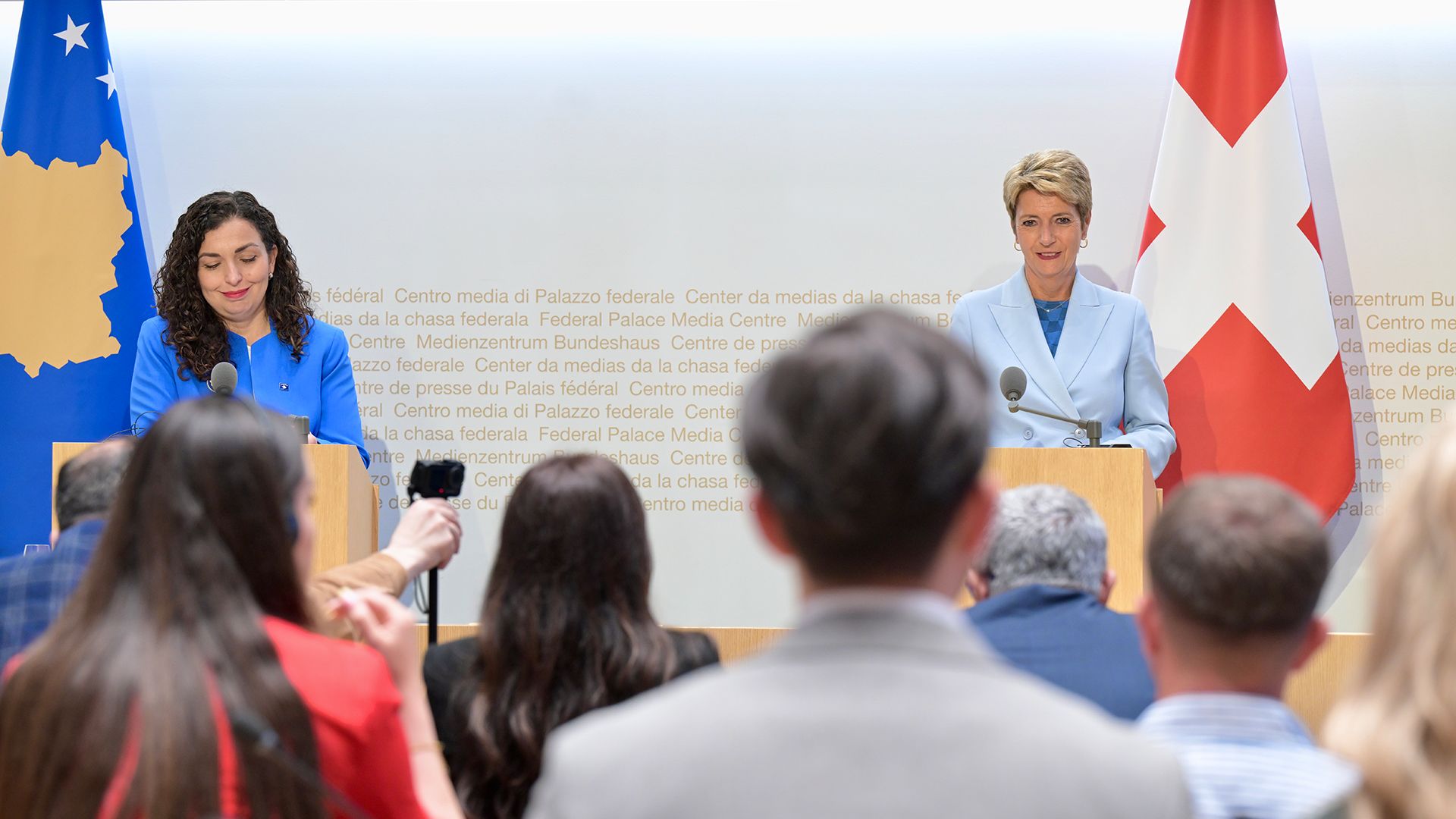 La presidente della Confederazione Karin Keller-Sutter e la presidente del Kosovo Vjosa Osmani Sadriu in conferenza stampa