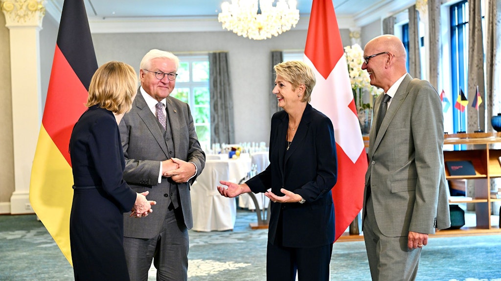 La presidente della Confederazione Karin Keller-Sutter accoglie il Presidente federale della Germania Frank-Walter Steinmeier