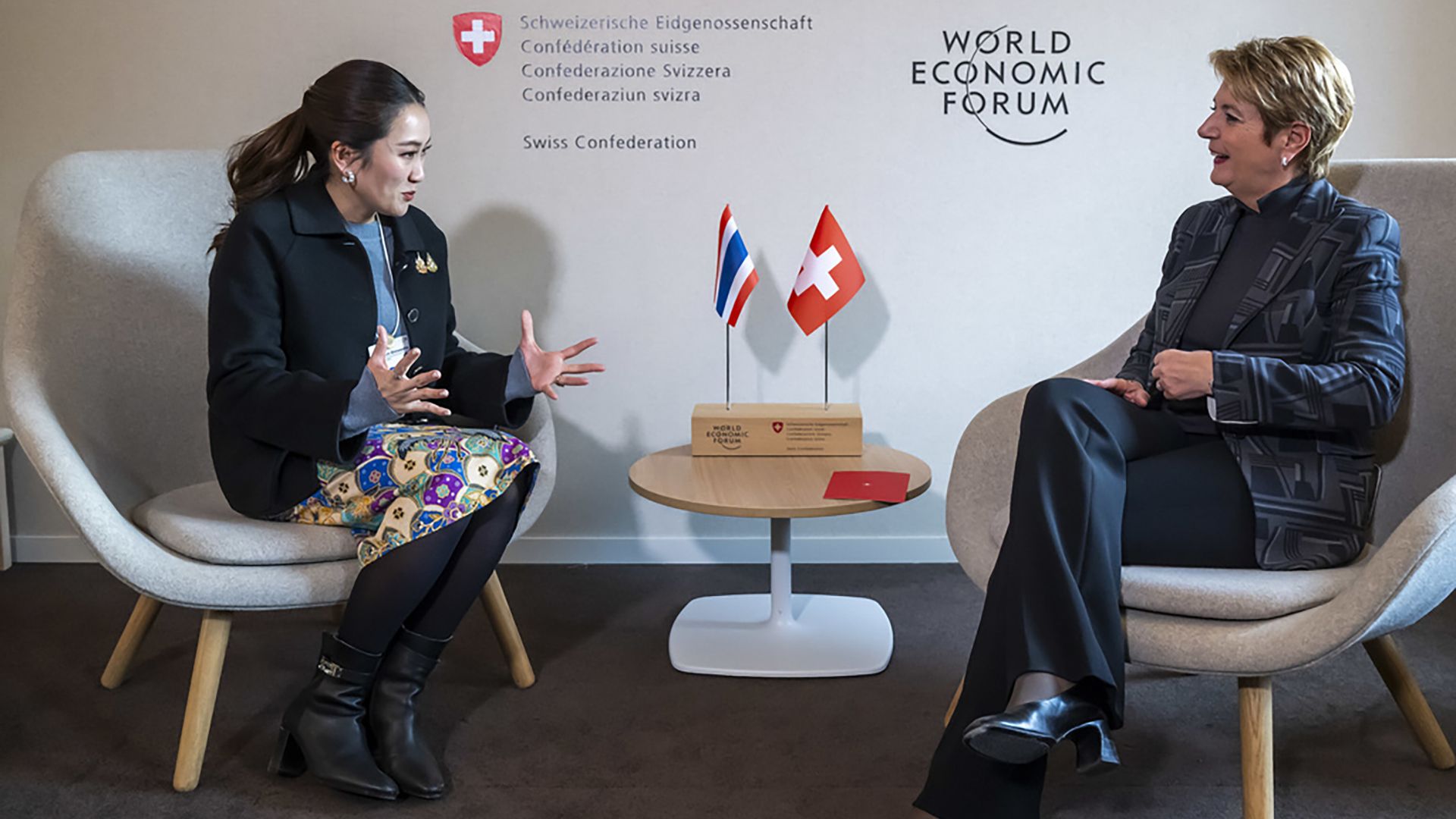 Il primo ministro thailandese Paetongtarn Shinawatra, a sinistra, parla con la presidente della Confederazione svizzera Karin Keller-Sutter, al World Economic Forum, WEF, a Davos.