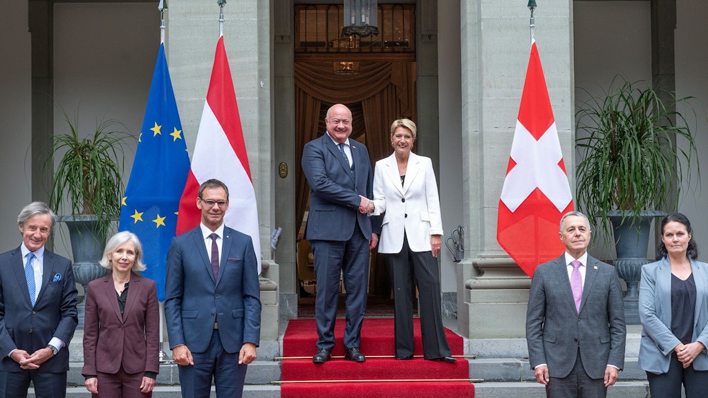 La presidente della Confederazione svizzera Karin Keller Sutter riceve il cancelliere austriaco Christian Stocker