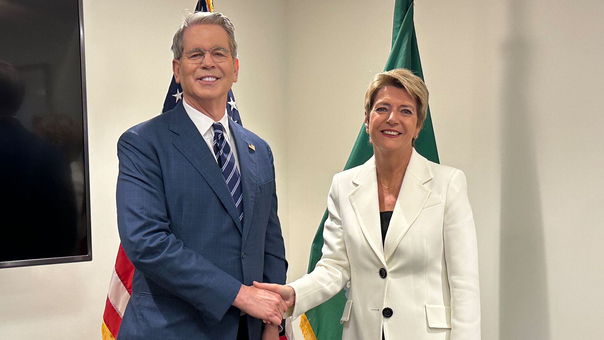 La consigliera federale Karin Keller-Sutter con Scott Bessent, ministro delle finanze degli Stati Uniti