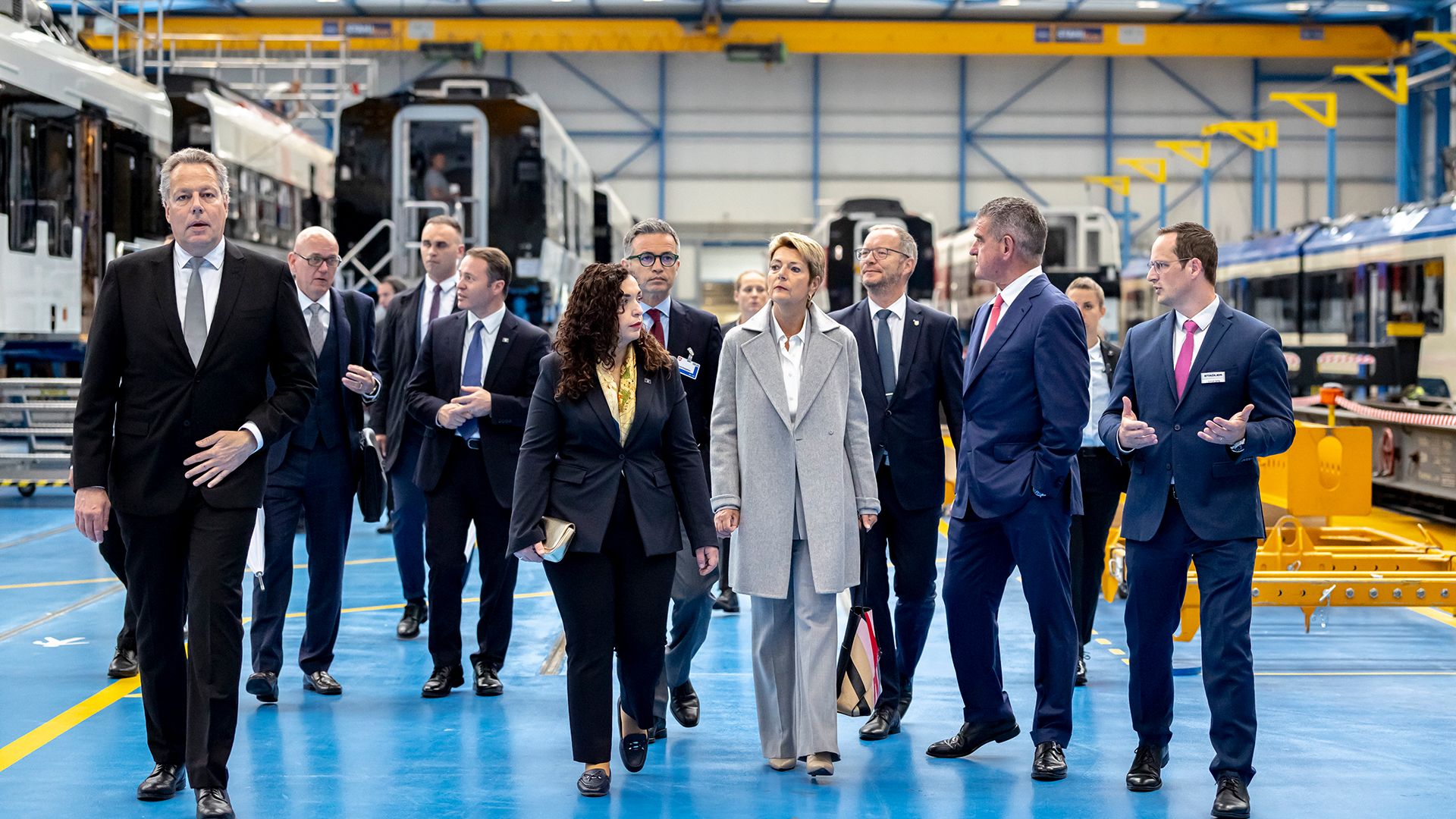 La presidente della Confederazione Karin Keller-Sutter la presidente del Kosovo Vjosa Osmani Sadriu in visita alla Stadler Rail