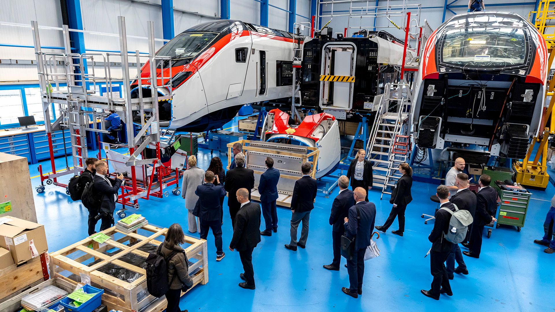 La presidente della Confederazione Karin Keller-Sutter la presidente del Kosovo Vjosa Osmani Sadriu in visita alla Stadler Rail