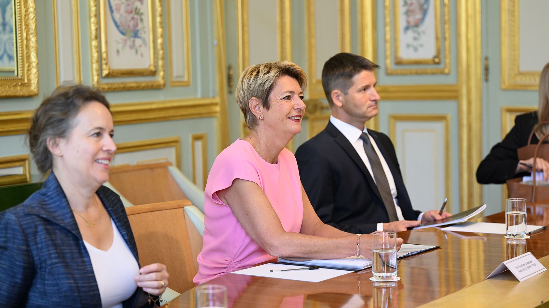 La presidente della Confederazione Karin Keller-Sutter incontra Emmanuel Macron, presidente della Francia