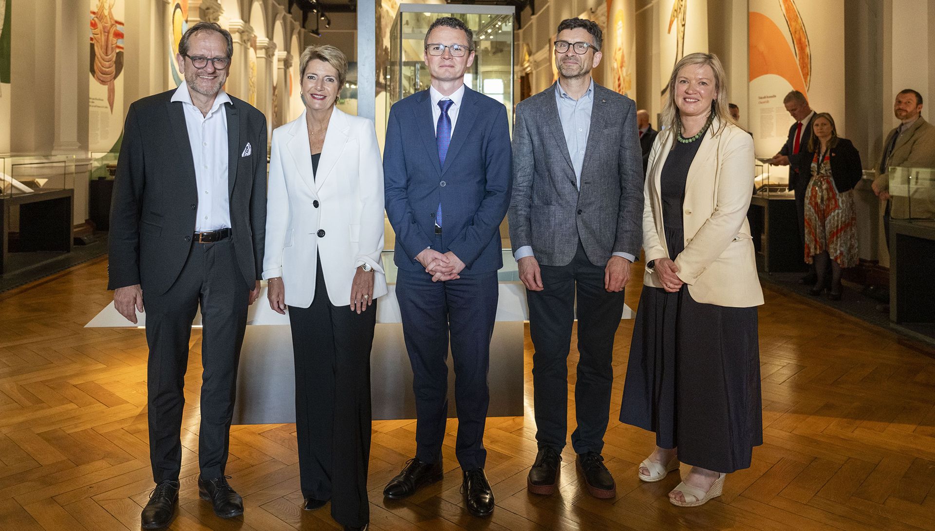 La presidente della Confederazione Karin Keller-Sutter inaugura insieme al ministro della Cultura Patrick O'Donovan la mostra «Words on the Wave: Ireland and St. Gallen in Early Medieval Europe» al National Museum di Dublino.