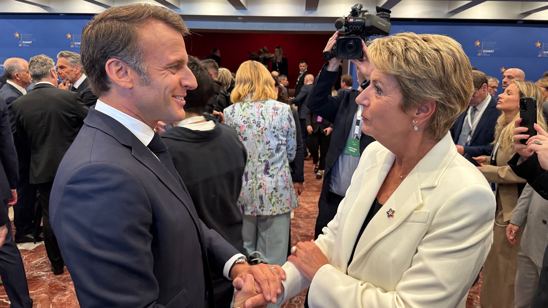 La presidente della Confederazione Karin Keller-Sutter incontra Emmanuel Macron, presidente della Repubblica francese, al vertice della Comunità politica europea a Tirana