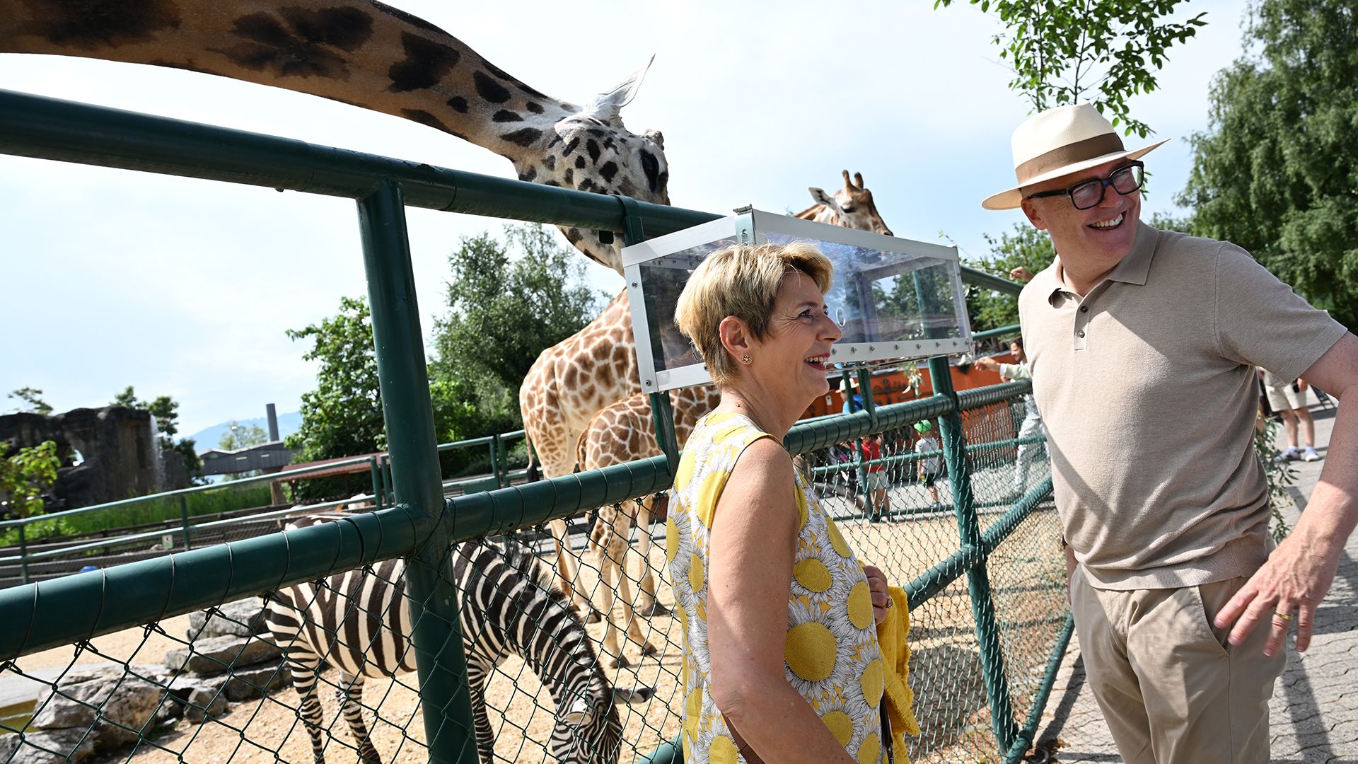 La presidente della Confederazione Karin Keller-Sutter allo Zoo del Circo Knie a Rapperswil con il consigliere federale Martin Pfister