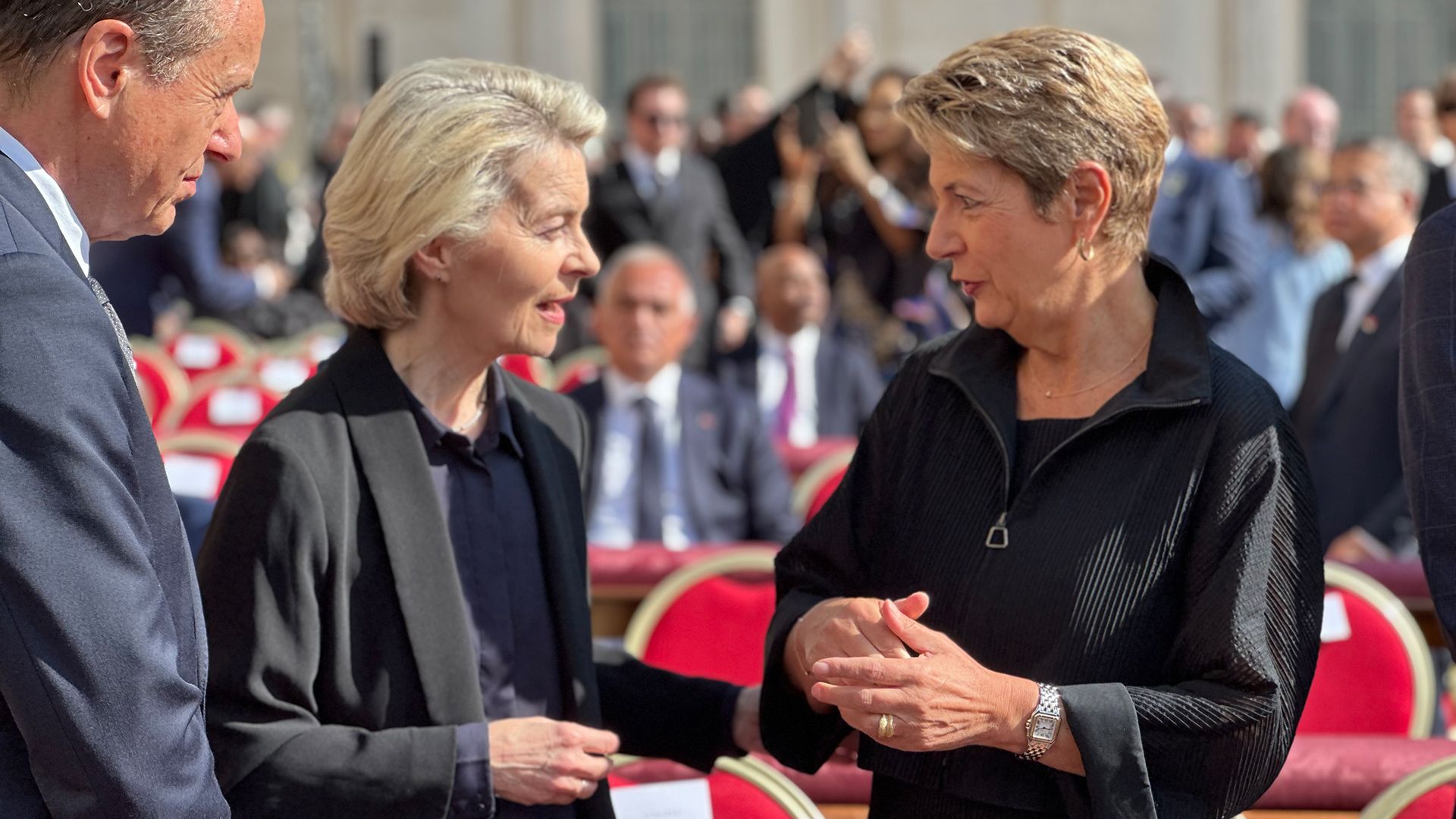 La Presidente della Confederazione svizzera Karin Keller-Sutter con Ursula von der Leyen, presidente della Commissione europea, alla Messa di inizio del pontificato Papa Leo XIV
