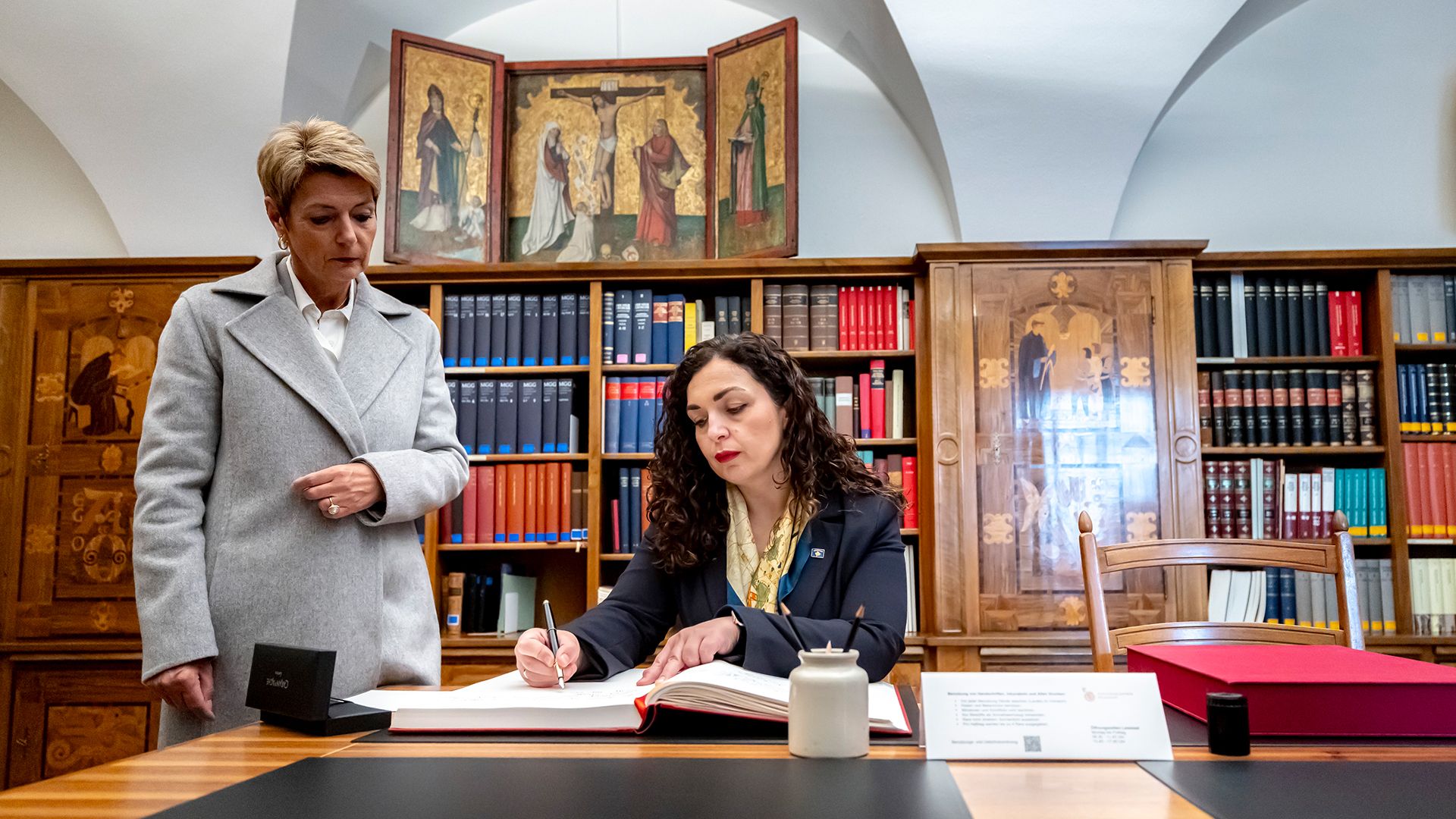 La presidente della Confederazione Karin Keller-Sutter la presidente del Kosovo Vjosa Osmani Sadriu in visita alla Biblioteca abbaziale di San Gallo